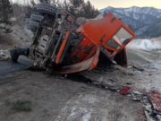 В Чемальском районе перевернулся КАМАЗ, серьезно пострадал водитель