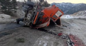 В Чемальском районе перевернулся КАМАЗ, серьезно пострадал водитель