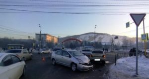 Три иномарки столкнулись в Горно-Алтайске Три иномарки столкнулись в Горно-Алтайске