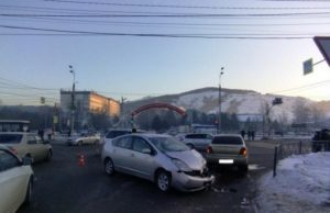 Три иномарки столкнулись в Горно-Алтайске Три иномарки столкнулись в Горно-Алтайске