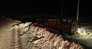 Грузовик слетел в кювет и опрокинулся в Майминском районе, пострадал водитель Грузовик слетел в кювет и опрокинулся в Майминском районе, пострадал водитель