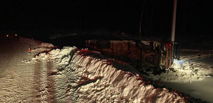 Грузовик слетел в кювет и опрокинулся в Майминском районе, пострадал водитель