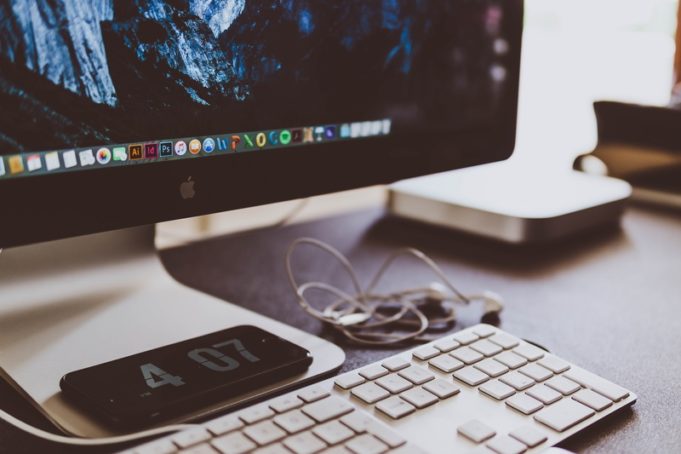 gorno_altaiskinfo_Дистанционное_обучение_в_вузе_как_desk-computer-writing-screen-technology-desktop-1391944-pxhere.com