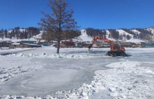 На малых реках в двух районах образовалась наледь На малых реках в двух районах образовалась наледь