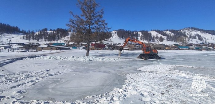 На малых реках в двух районах образовалась наледь