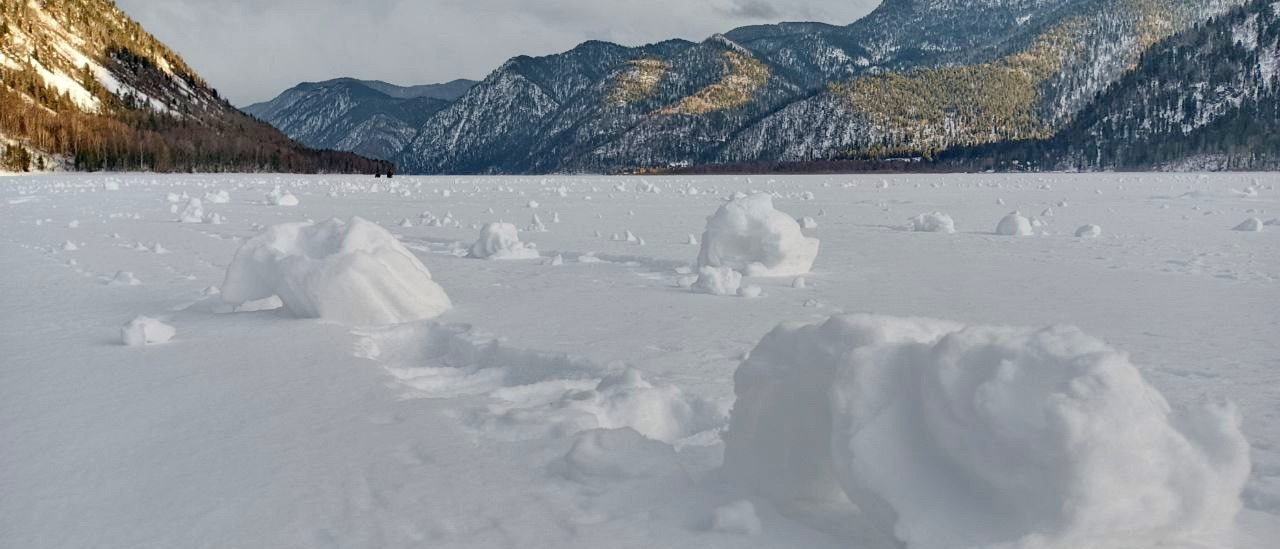 «Снежные рулоны» заметили на Телецком озере 