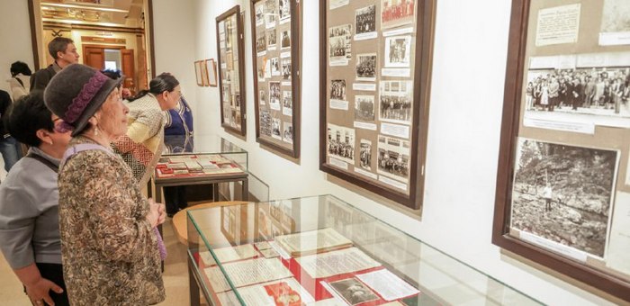 В Горно-Алтайске открыли выставку к 100-летию со дня рождения Нины Суразаковой