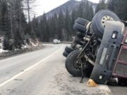 На Чуйском тракте перевернулся грузовик, водитель госпитализирован На Чуйском тракте перевернулся грузовик, водитель госпитализирован