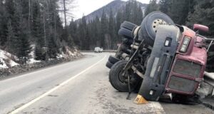 На Чуйском тракте перевернулся грузовик, водитель госпитализирован На Чуйском тракте перевернулся грузовик, водитель госпитализирован