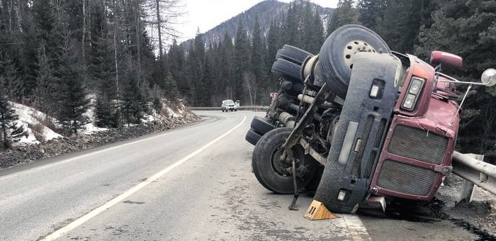 На Чуйском тракте перевернулся грузовик, водитель госпитализирован