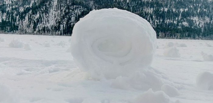 «Снежные рулоны» на Телецком озере