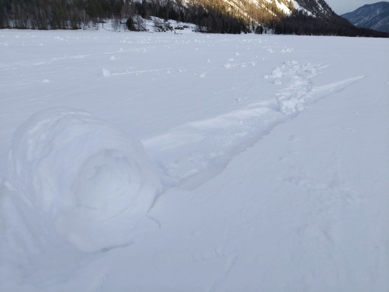 «Снежные рулоны» заметили на Телецком озере 