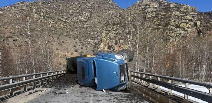В Онгудайском районе перевернулся грузовик с углем