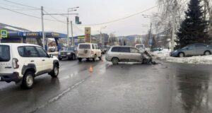 «Ниссан» и «Тойота» столкнулись в Горно-Алтайске, пострадала женщина-пассажир