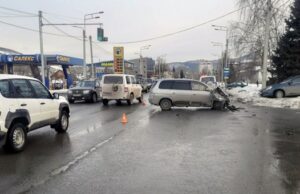 «Ниссан» и «Тойота» столкнулись в Горно-Алтайске, пострадала женщина-пассажир «Ниссан» и «Тойота» столкнулись в Горно-Алтайске, пострадала женщина-пассажир