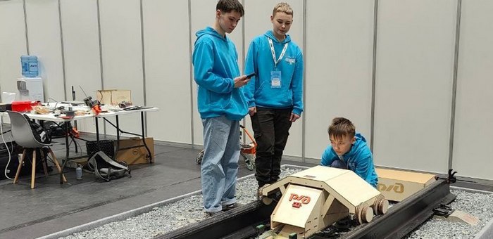 Школьники с Алтая изобрели робота-помощника для железных дорог