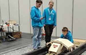 Школьники с Алтая изобрели робота-помощника для железных дорог