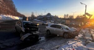 «Лексус» и «Тойота» столкнулись в Майме, пострадала женщина-водитель