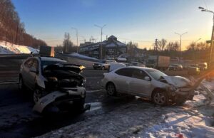«Лексус» и «Тойота» столкнулись в Майме, пострадала женщина-водитель