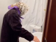 Пенсионерка из Маймы вынуждена черпать сточные воды прямо из унитаза из-за неисправной канализации