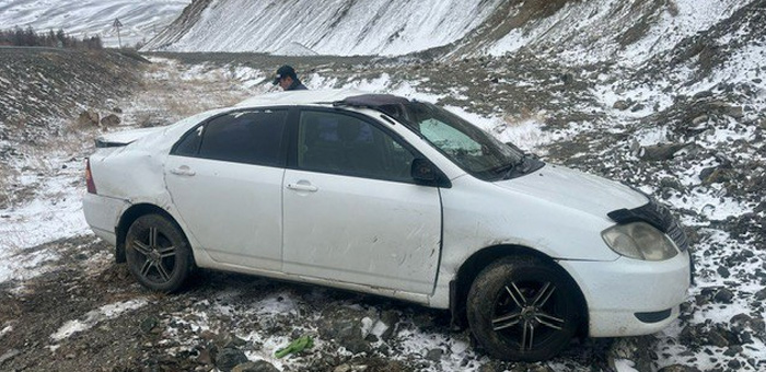 На Чуйском тракте перевернулась машина, пострадали два подростка