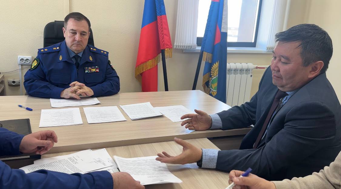 Всё плохо: прокурор проверил ход строительства важных объектов в Кош-Агаче 