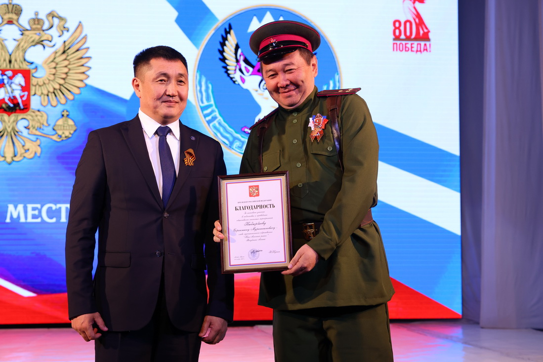 Работникам местного самоуправления вручили госнаграды 