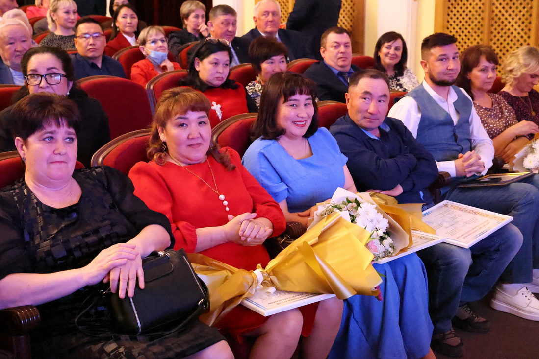 Работникам местного самоуправления вручили госнаграды 