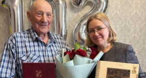 В Горно-Алтайске ветерана войны поздравили со 102-летием