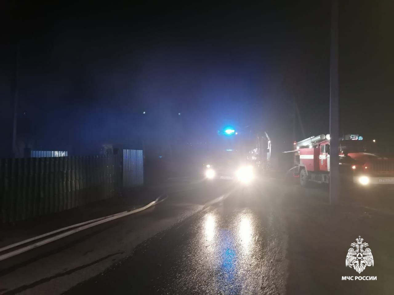 В Горно-Алтайске произошел пожар: горели два дома, надворная постройка и автобус 