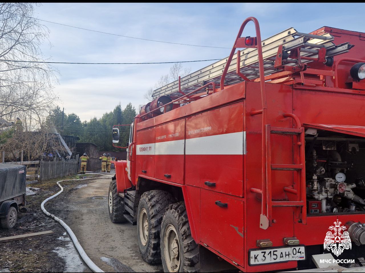Крупный пожар в Дубровке: сгорел дом многодетной семьи 