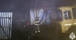 В Горно-Алтайске произошел пожар: горели два дома, надворная постройка и автобус