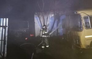 В Горно-Алтайске произошел пожар: горели два дома, надворная постройка и автобус В Горно-Алтайске произошел пожар: горели два дома, надворная постройка и автобус