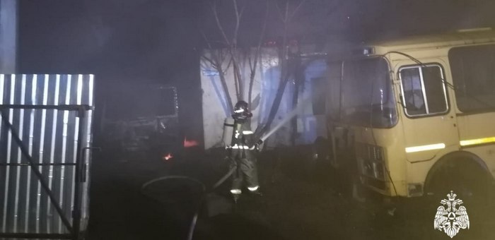В Горно-Алтайске произошел пожар: горели два дома, надворная постройка и автобус
