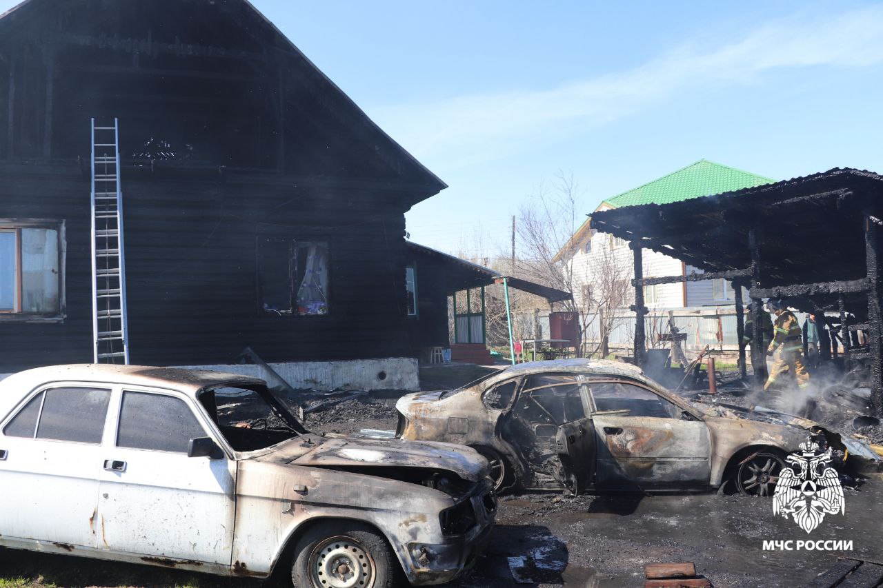 Крупный пожар в Майме: горели автомобили, жилой дом и надворные постройки 