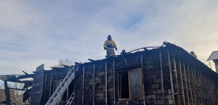 Крупный пожар в Дубровке: сгорел дом многодетной семьи