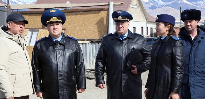 Прокурор проверил ход строительства важных объектов в Кош-Агаче
