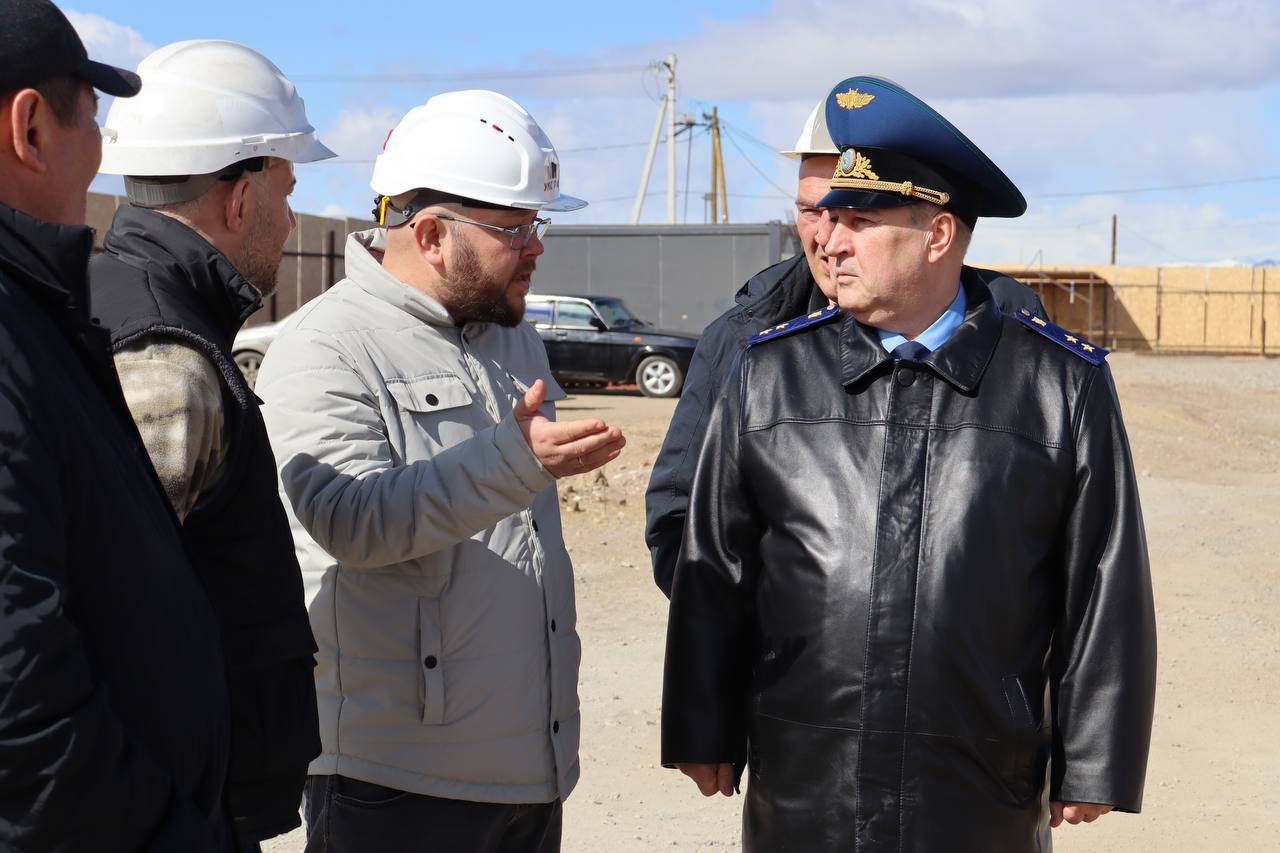 Всё плохо: прокурор проверил ход строительства важных объектов в Кош-Агаче 