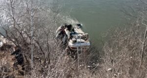 Иномарка улетела в Катунь недалеко от Усть-Коксы, водитель погиб на месте