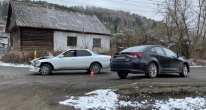 Две «Тойоты» не смогли разъехаться в Горно-Алтайске, пострадал виновник аварии Две «Тойоты» не смогли разъехаться в Горно-Алтайске, пострадал виновник аварии