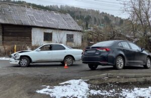 Две «Тойоты» не смогли разъехаться в Горно-Алтайске, пострадал виновник аварии