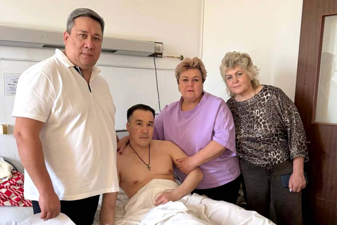 Участников СВО в госпиталях Москвы навестили главы районов 