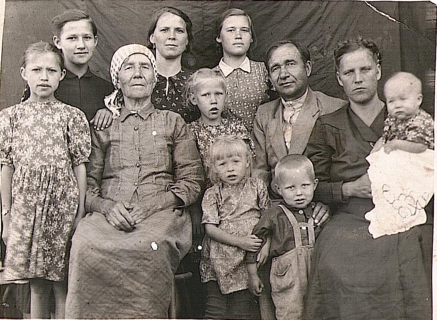 Семья Рыжковых, 1951 год. Бортник Л.И. во втором ряду третья слева