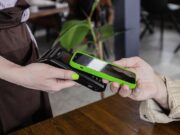 Как безопасно оплачивать покупки картой и через телефон: правила защиты ваших средств