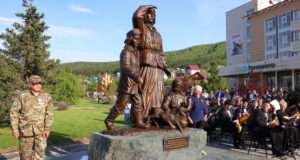 Памятник труженикам тыла и детям войны открыли в Горно-Алтайске