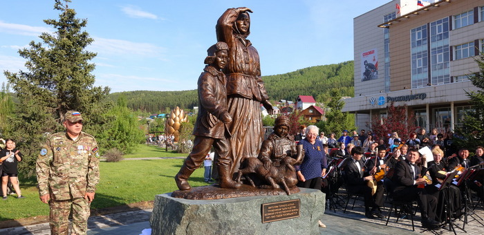 Памятник труженикам тыла и детям войны открыли в Горно-Алтайске