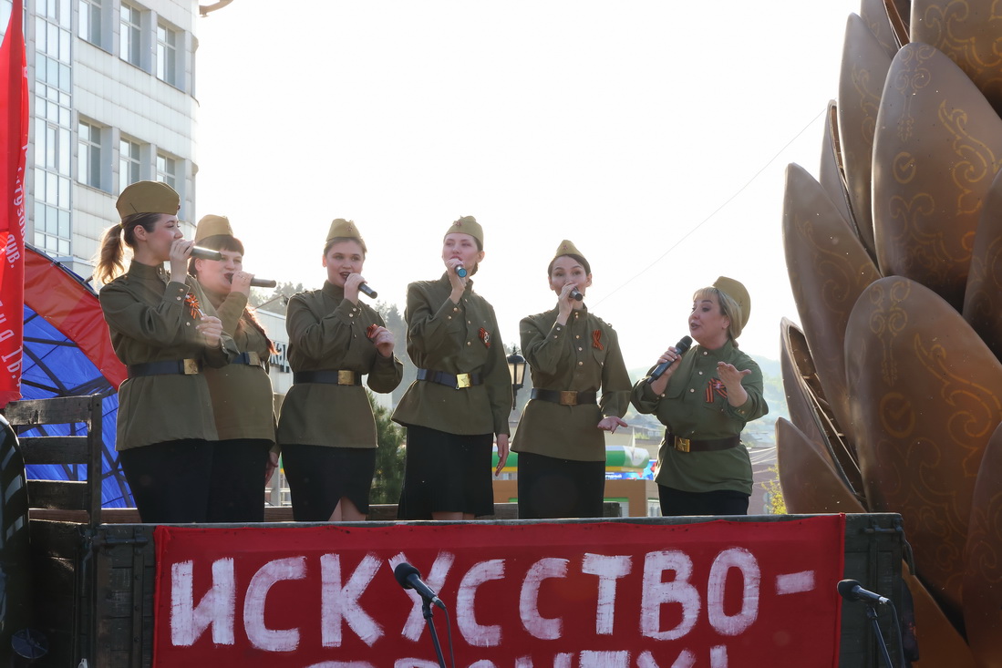 Памятник труженикам тыла и детям войны открыли в Горно-Алтайске 