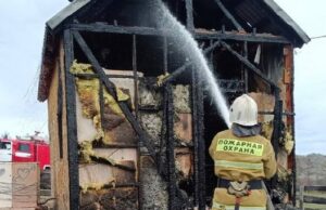 Два человека пострадали на пожаре в Усть-Кане