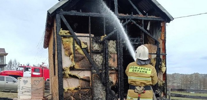 Два человека пострадали на пожаре в Усть-Кане
