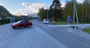 Иномарка и мотоцикл столкнулись в Чемальском районе Иномарка и мотоцикл столкнулись в Чемальском районе